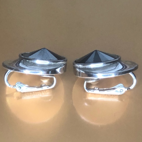 🌸 (2/$20) Sarah Coventry CLIP ON Black Earrings - Picture 4 of 5